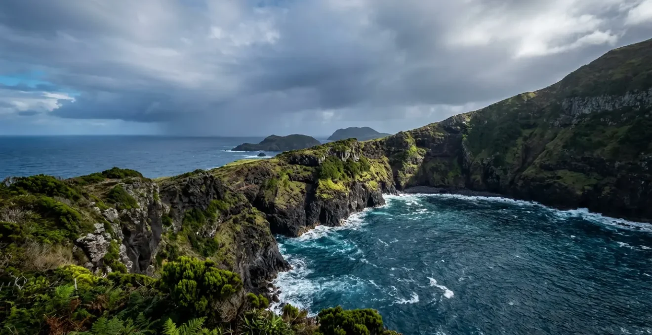 Paysage côtier des Açores avec falaises volcaniques et océan Atlantique sous un ciel changeant