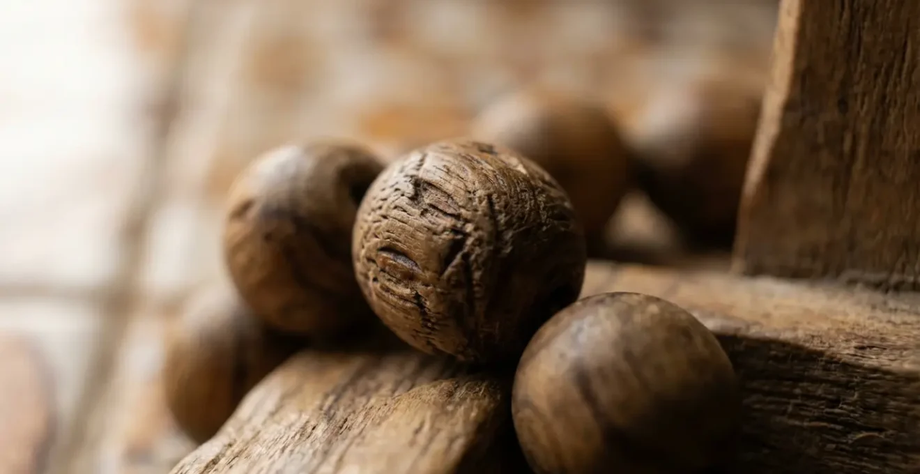 Détail macro d'un chapelet artisanal en bois d'olivier portugais