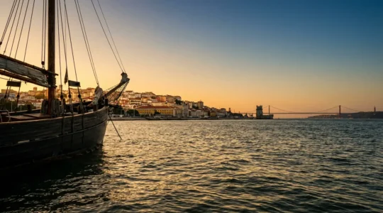 Vue panoramique de Lisbonne depuis le fleuve Tage au coucher du soleil avec les monuments historiques