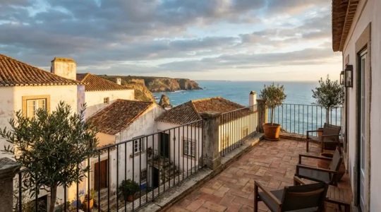 Vue d'une terrasse ensoleillée donnant sur l'océan Atlantique en Algarve