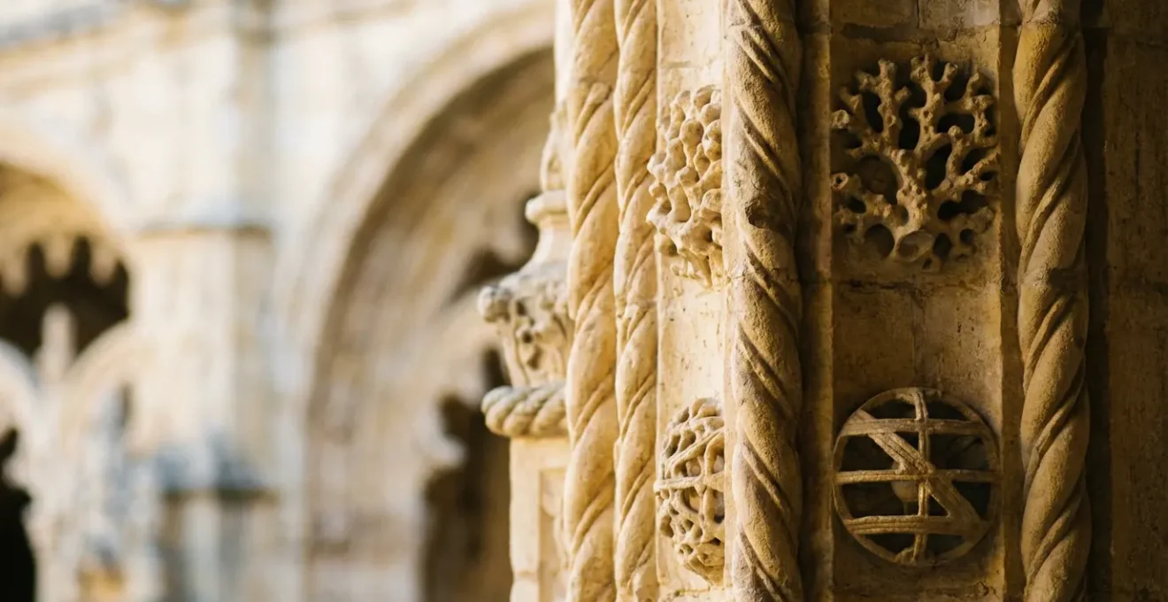 Détails architecturaux manuélins du cloître du Monastère des Hiéronymites avec jeux de lumière