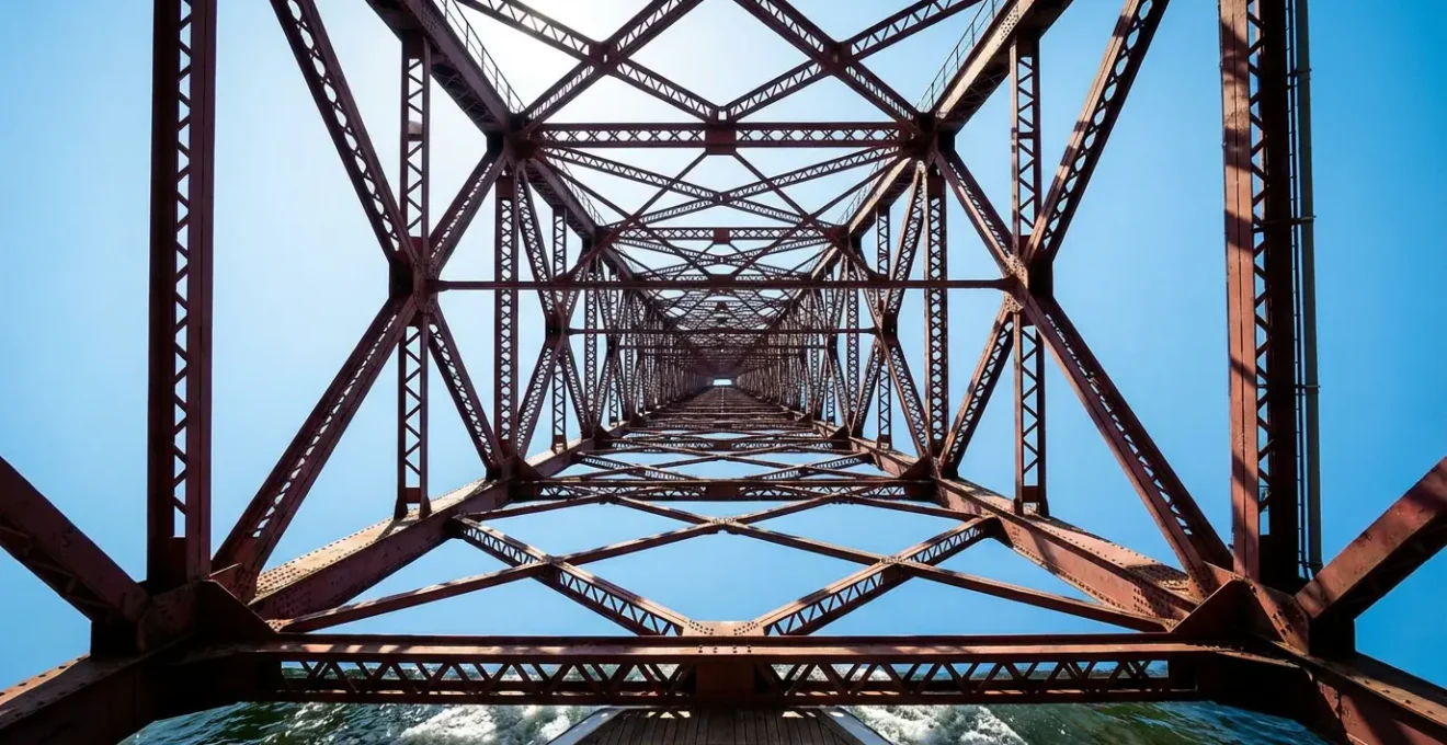 Vue dramatique sous le Pont du 25 Avril depuis un bateau sur le Tage