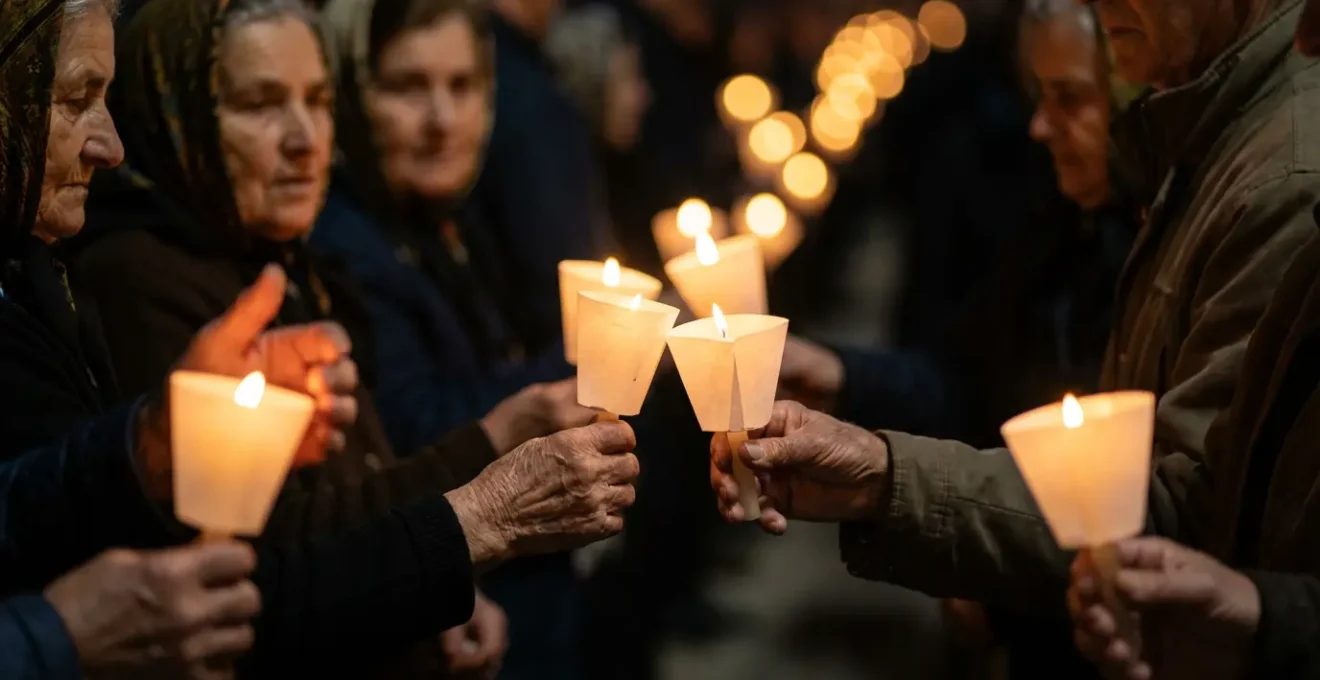 Foule de pèlerins tenant des cierges lors de la procession nocturne à Fatima
